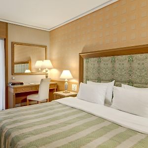 Zimmer mit Kingsize-Bett